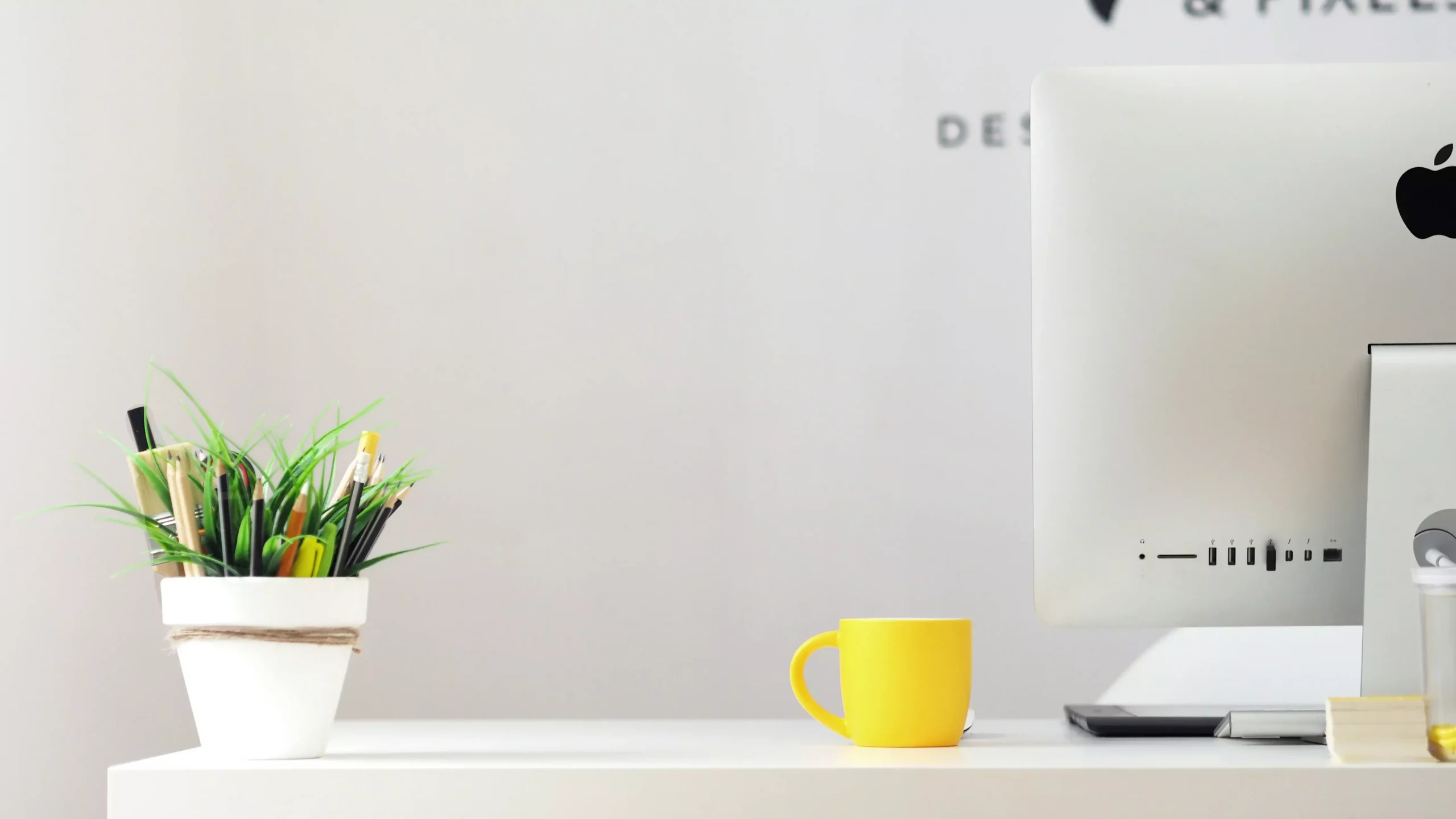 desk-with-computer